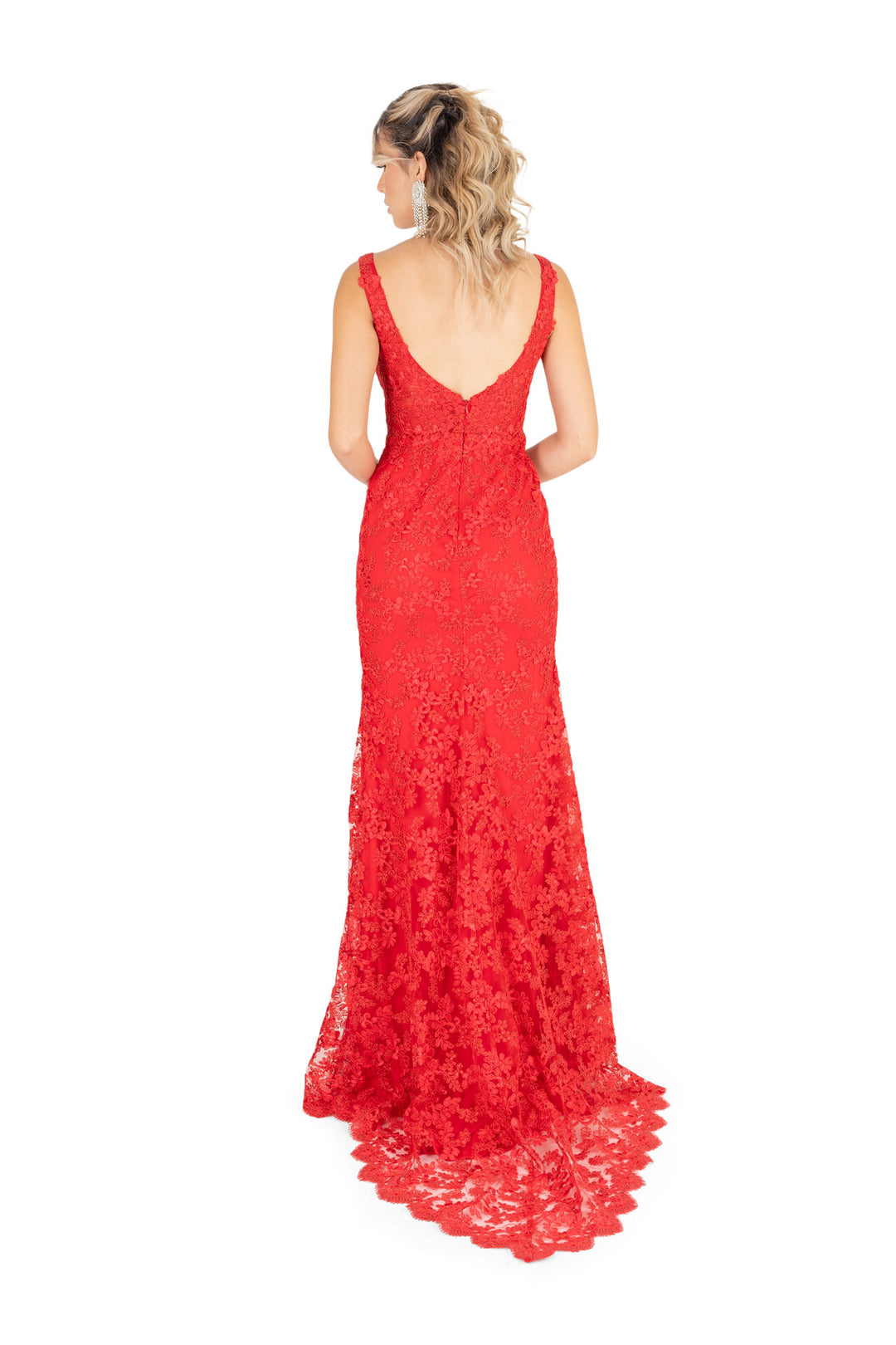 Vestido de gala con encaje y cola