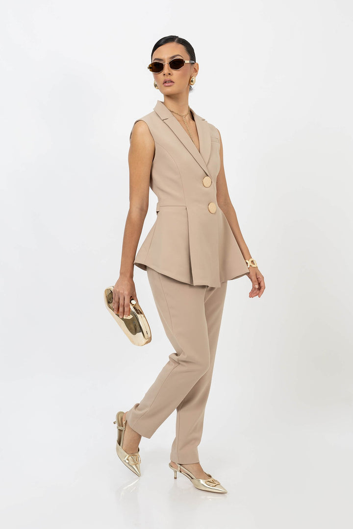 Saco sin mangas con corte entallado y solapa