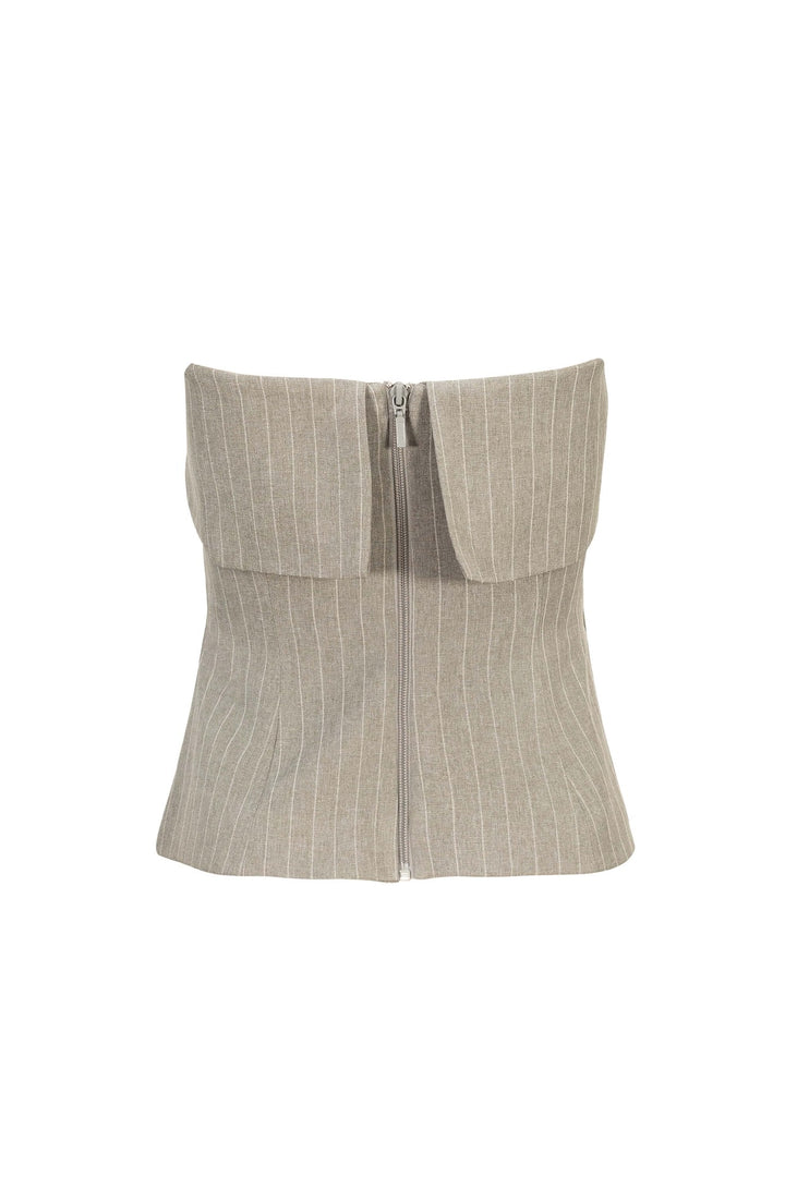 Top strapless con líneas finas