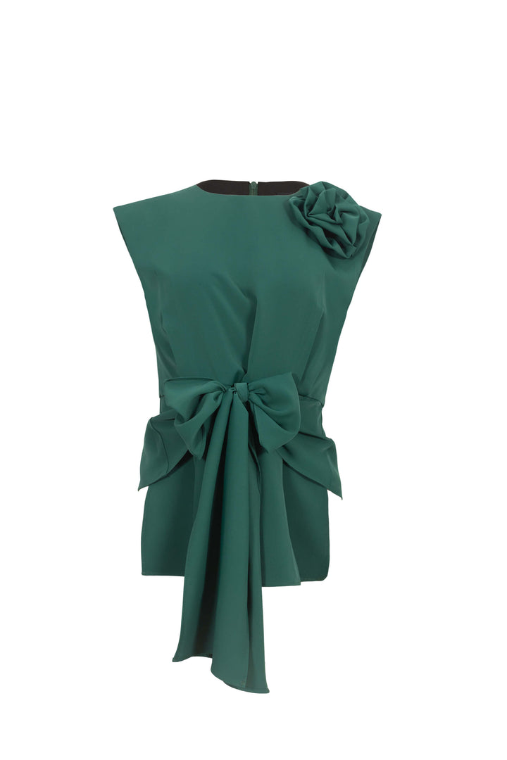 Blusa elegante con flor y moño