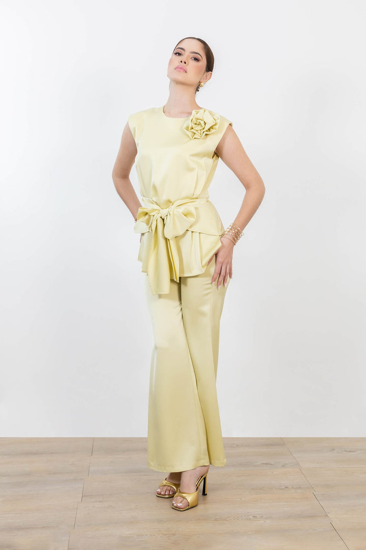 Blusa elegante con flor y moño