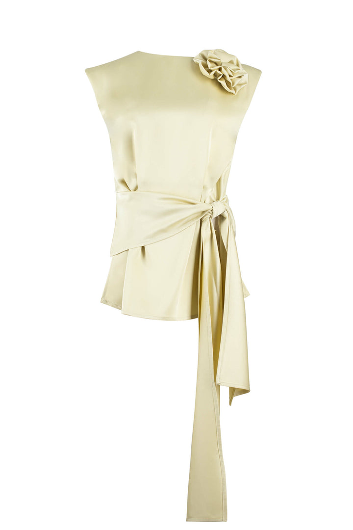 Blusa elegante con flor y moño