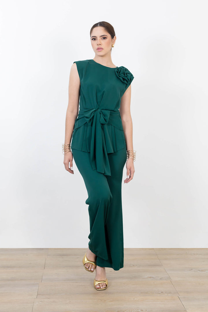 Blusa elegante con flor y moño