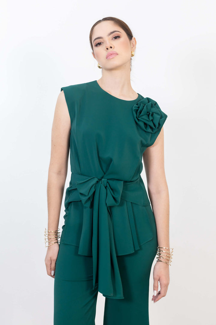 Blusa elegante con flor y moño