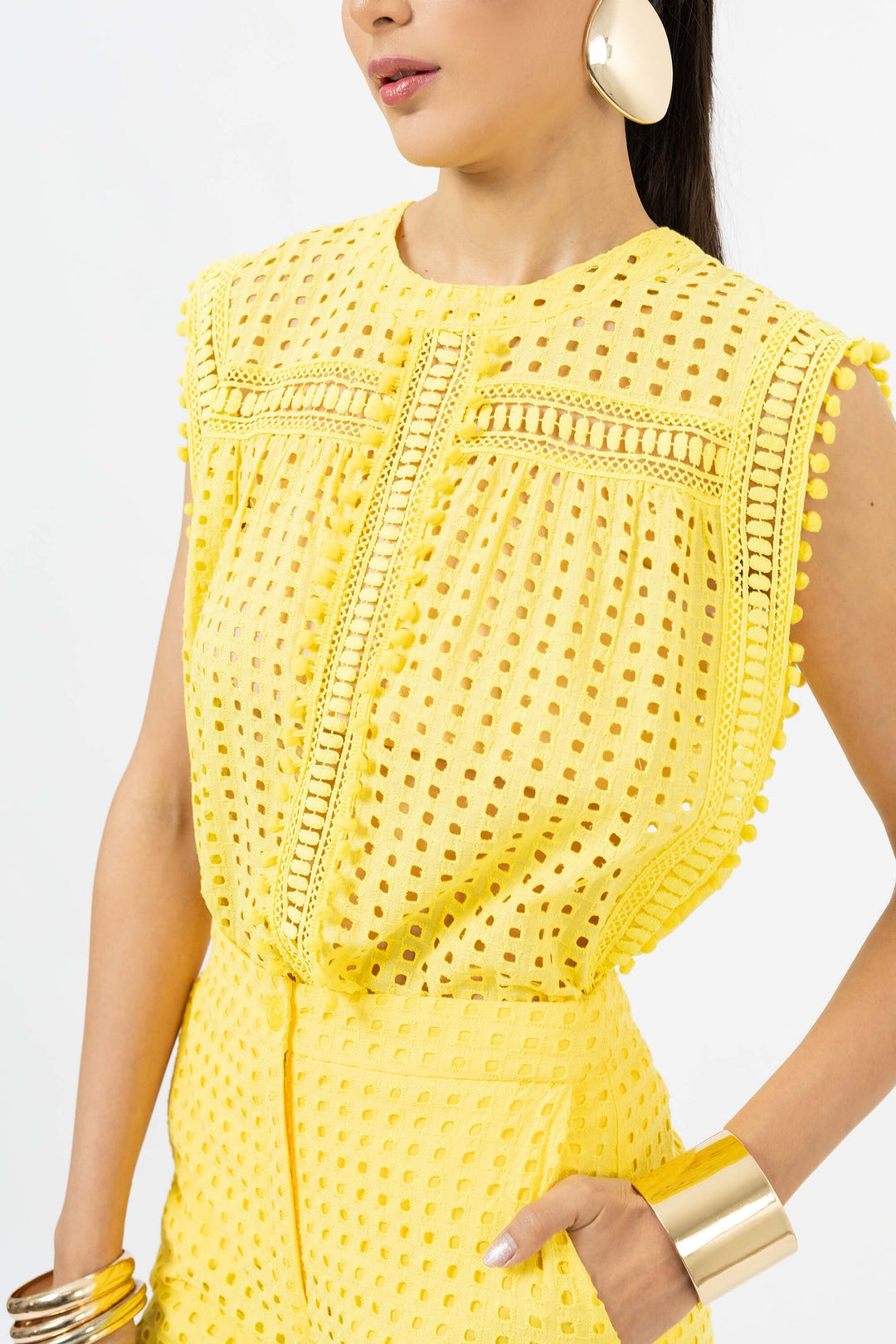 Blusa calada sin mangas con detalle artesanal