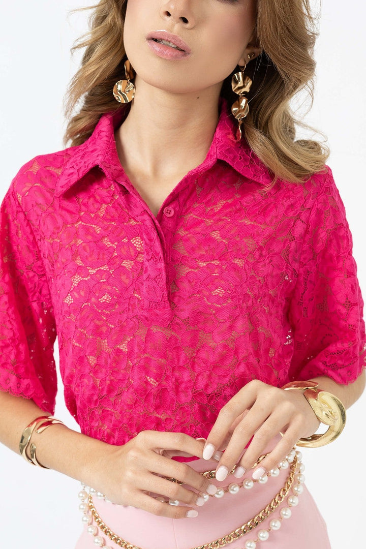 Blusa de encaje con cuello camisero