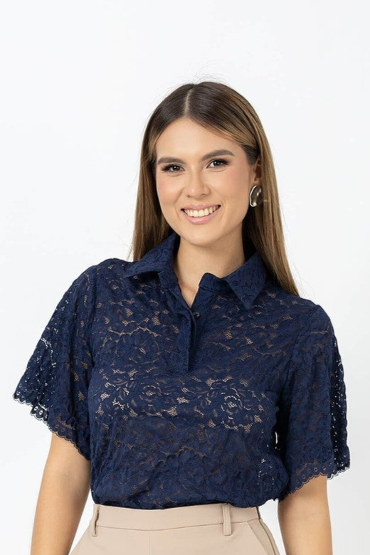 Blusa de encaje con cuello camisero