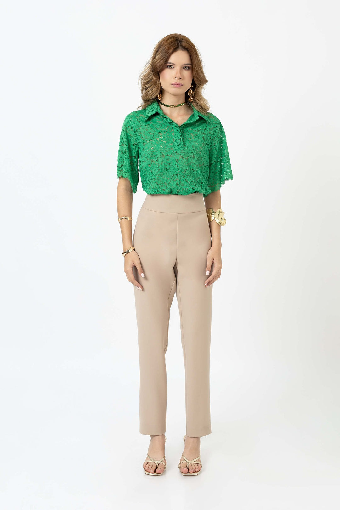 Blusa de encaje con cuello camisero