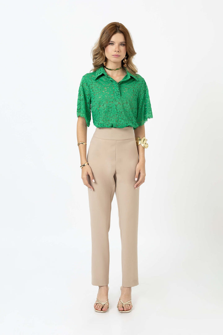 Blusa de encaje con cuello camisero