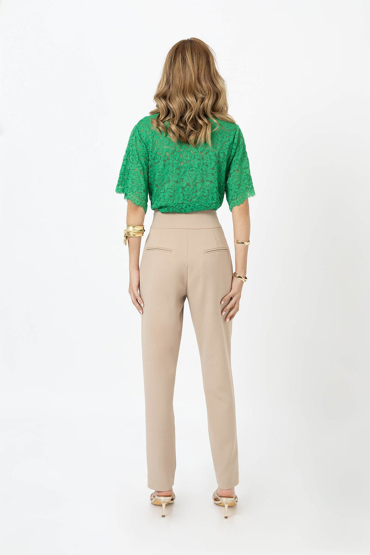 Blusa de encaje con cuello camisero