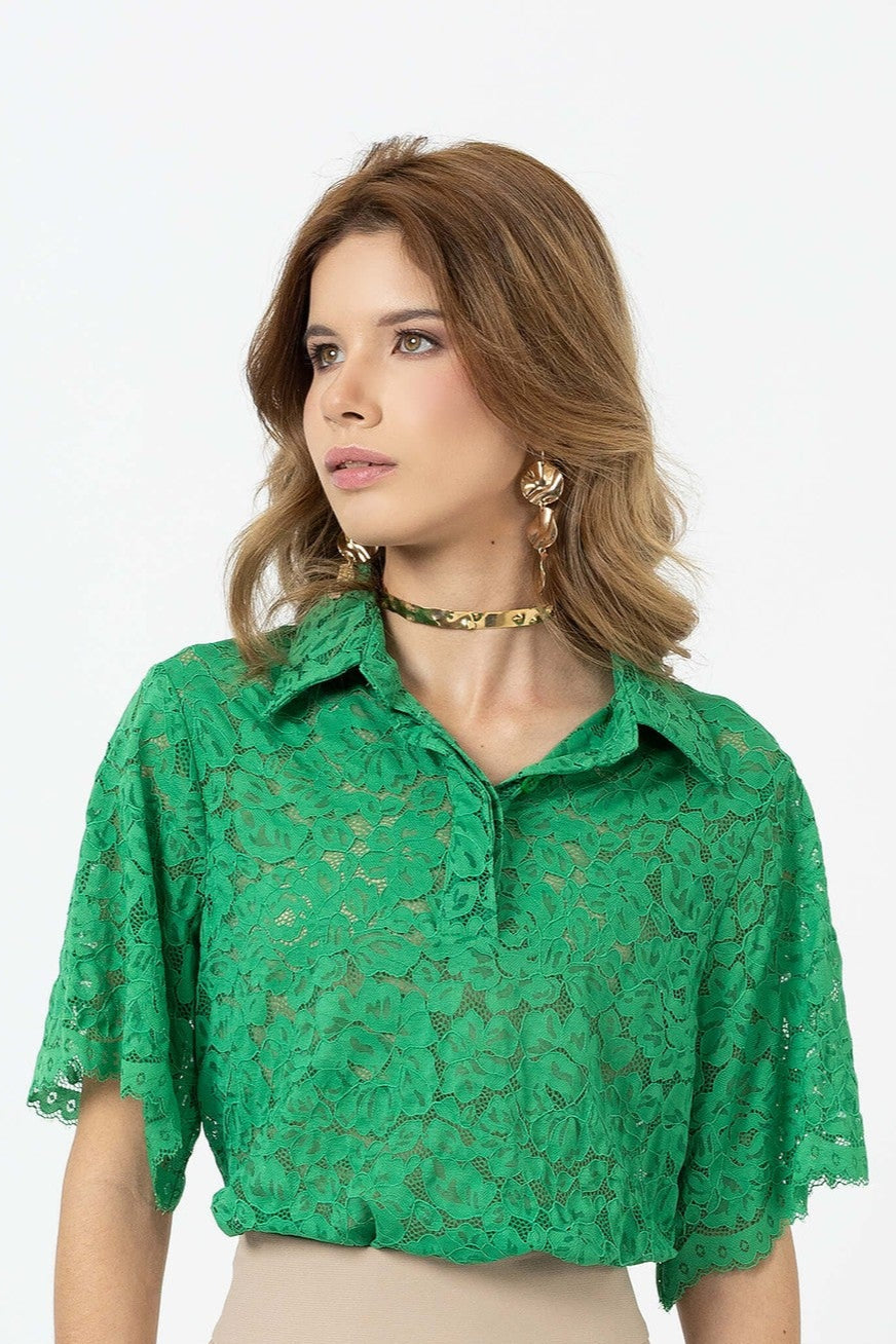 Blusa de encaje con cuello camisero
