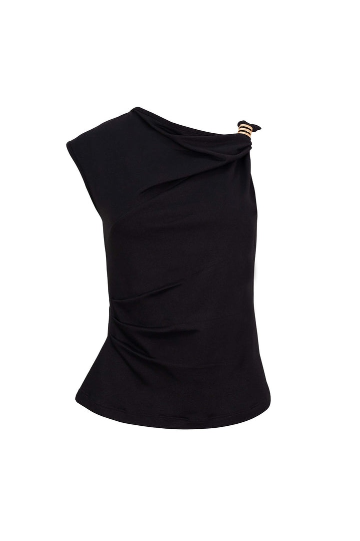 Top asimétrico con detalle metálico