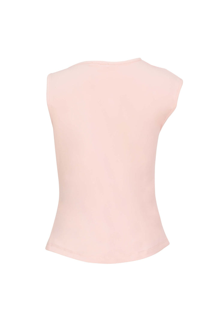 Top asimétrico con detalle metálico