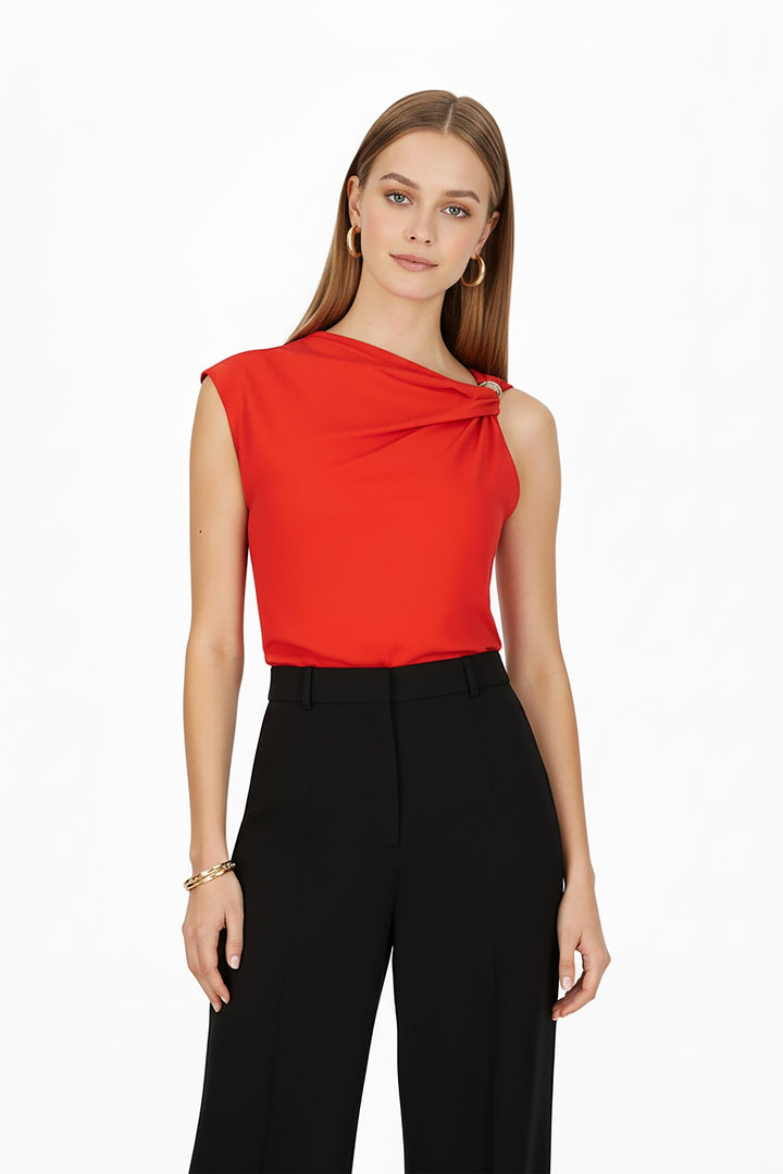 Top asimétrico con detalle metálico