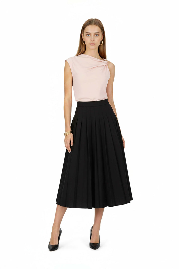 Top asimétrico con detalle metálico