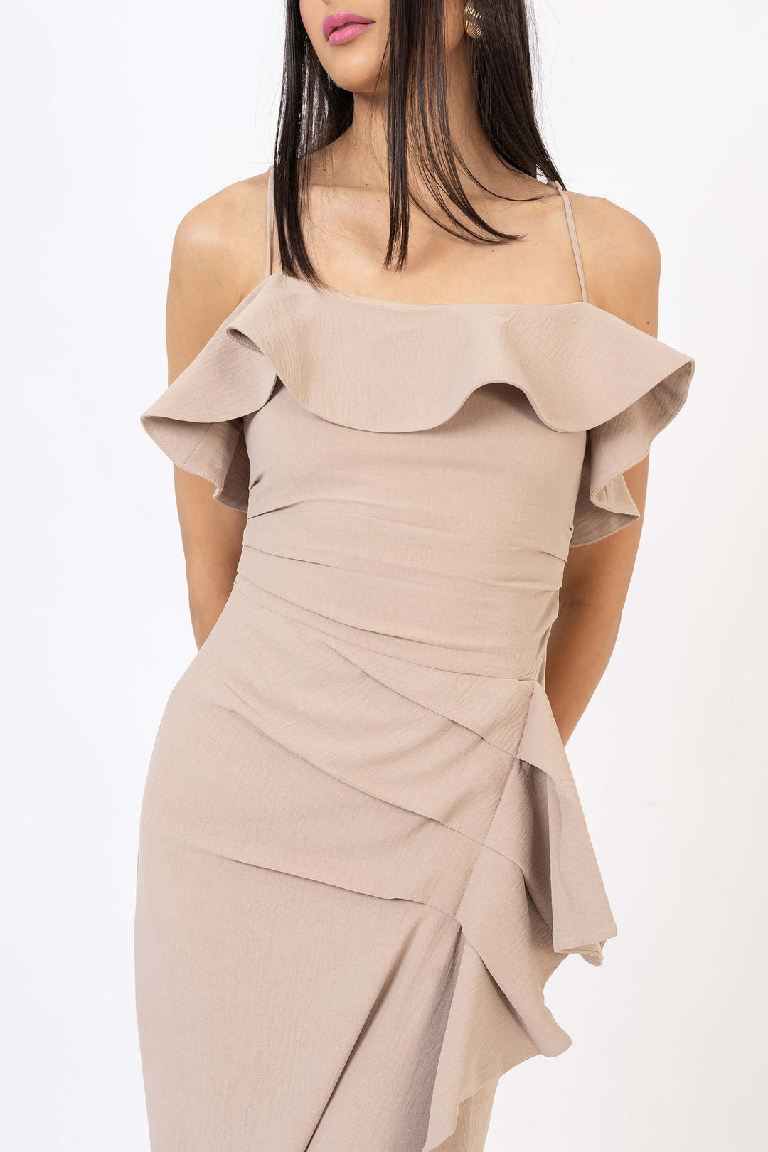 Vestido midi con volante y drapeado lateral