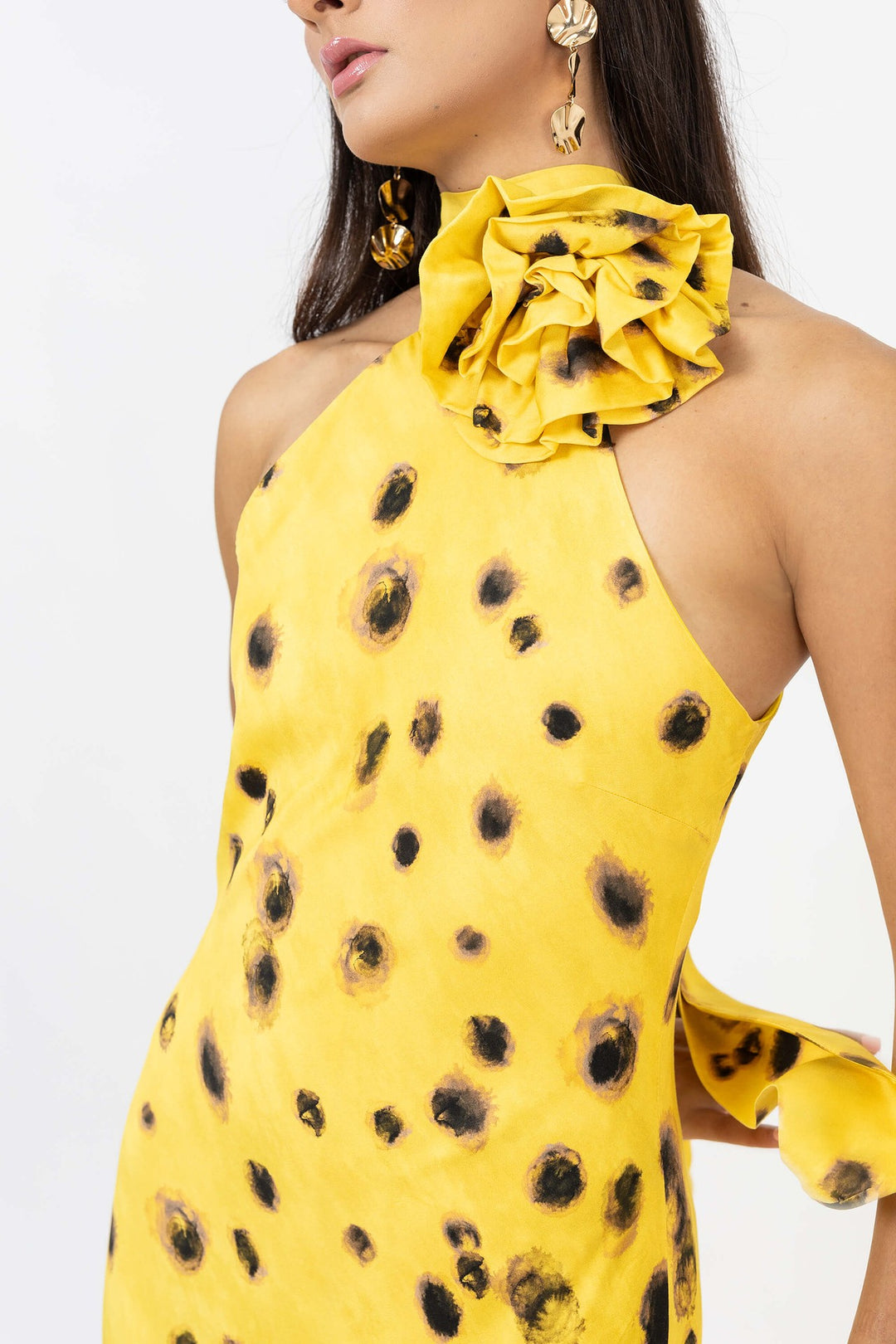 Vestido amarillo sisa con aberturas laterales