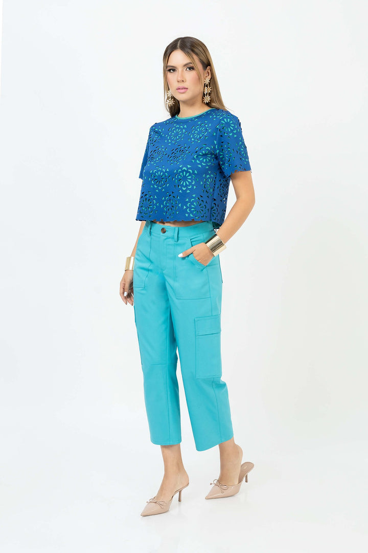 Pantalón cargo entallado corte tobillero