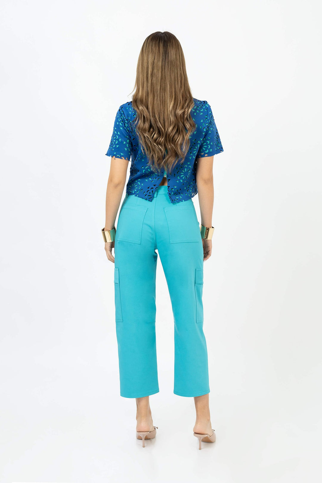 Pantalón cargo entallado corte tobillero