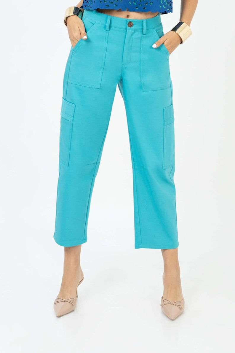 Pantalón cargo entallado corte tobillero