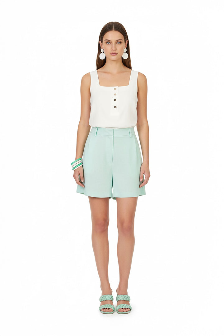 Mini short con pliegues frontales