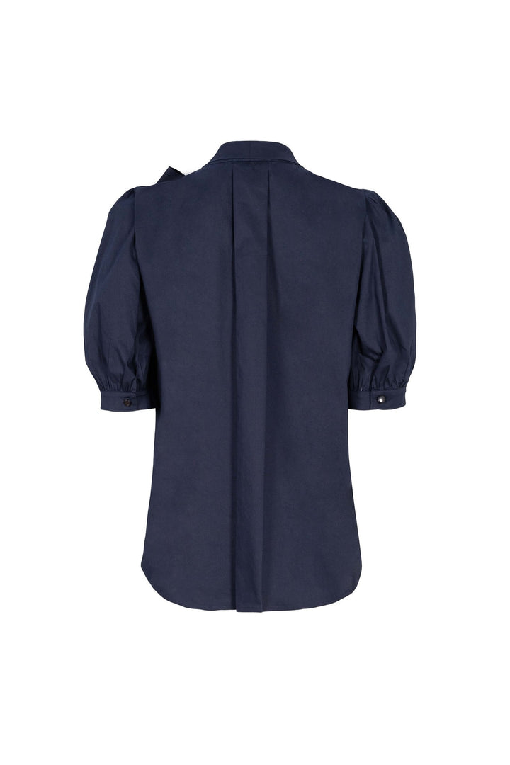 Blusa elegante con moño y manga abullonada