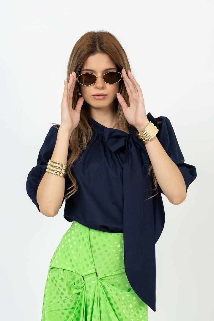 Blusa elegante con moño y manga abullonada