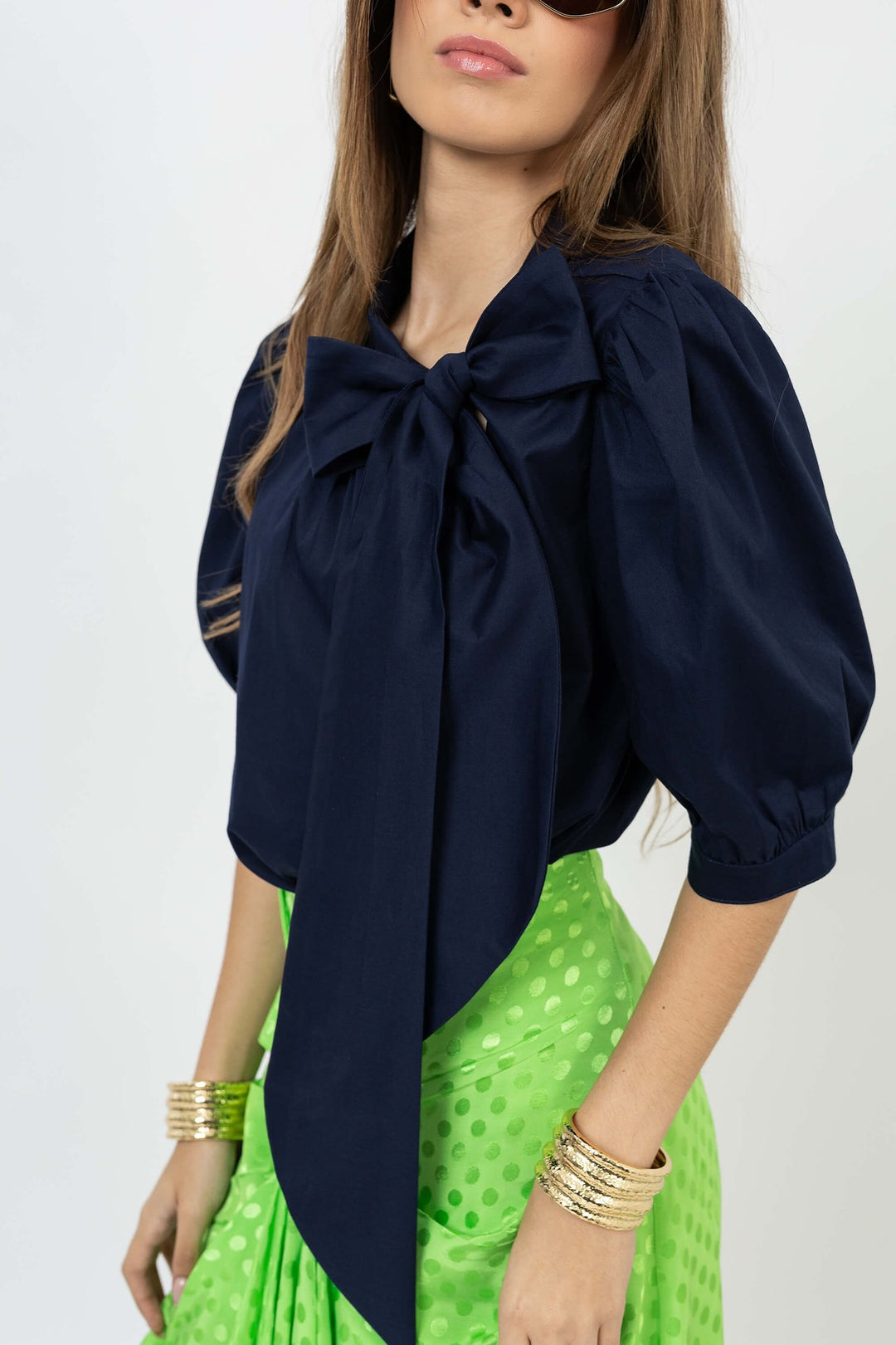 Blusa elegante con moño y manga abullonada