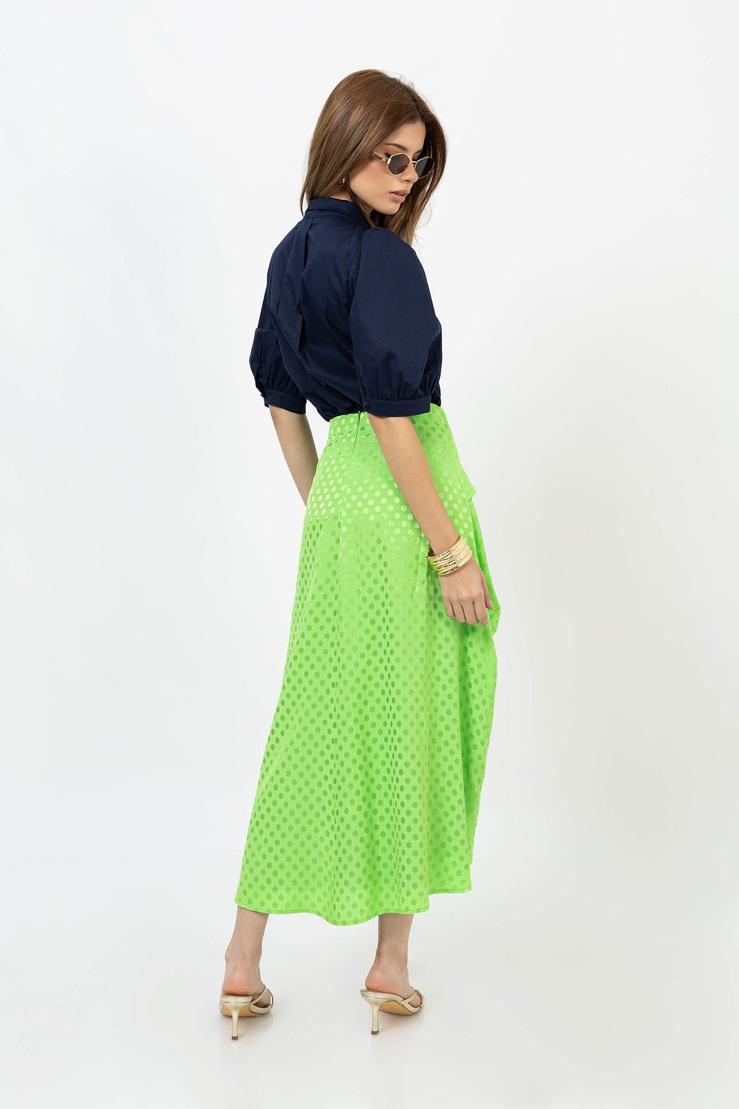 Blusa elegante con moño y manga abullonada