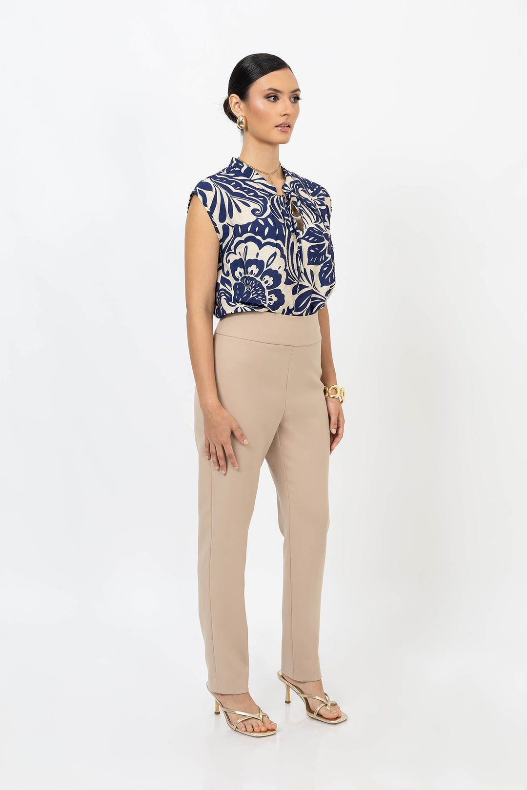 Blusa estampada con lazo elegante