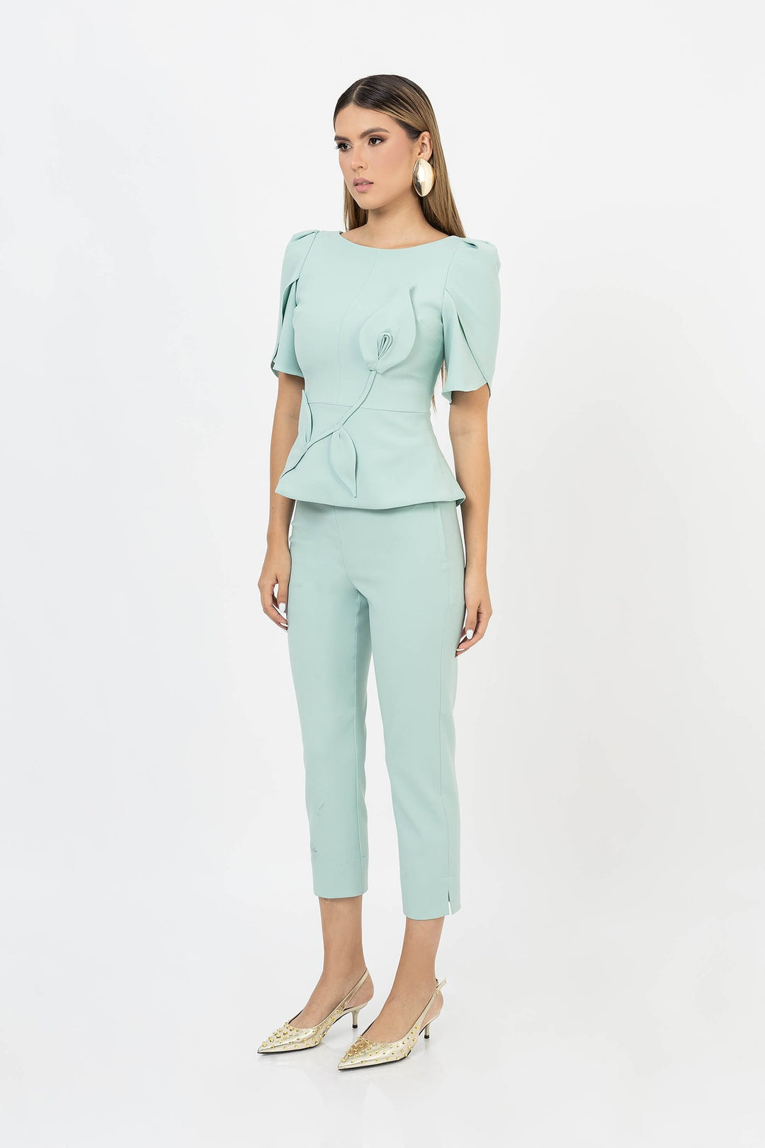 Saco estructurado con escultura floral