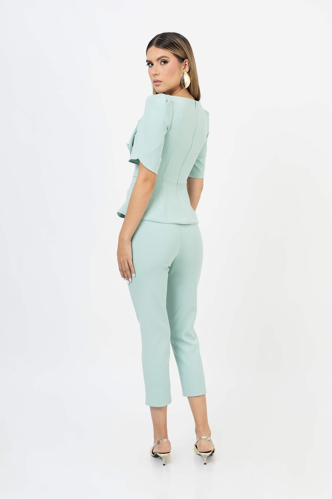 Saco estructurado con escultura floral