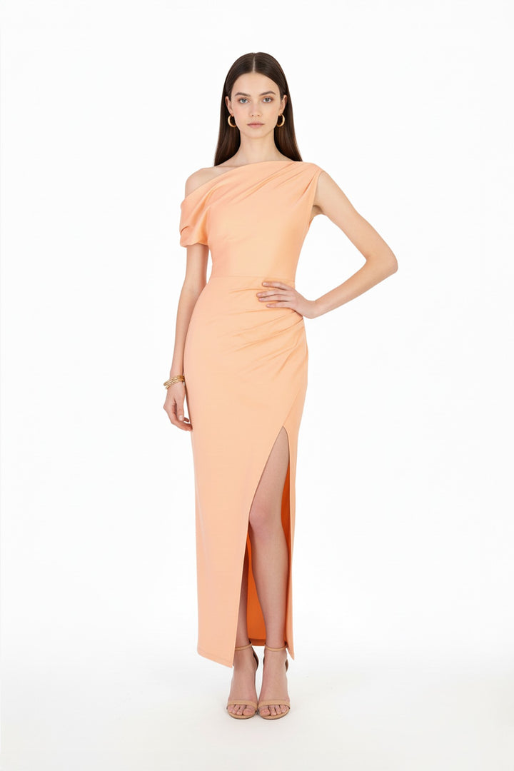 Vestido asimétrico con abertura lateral