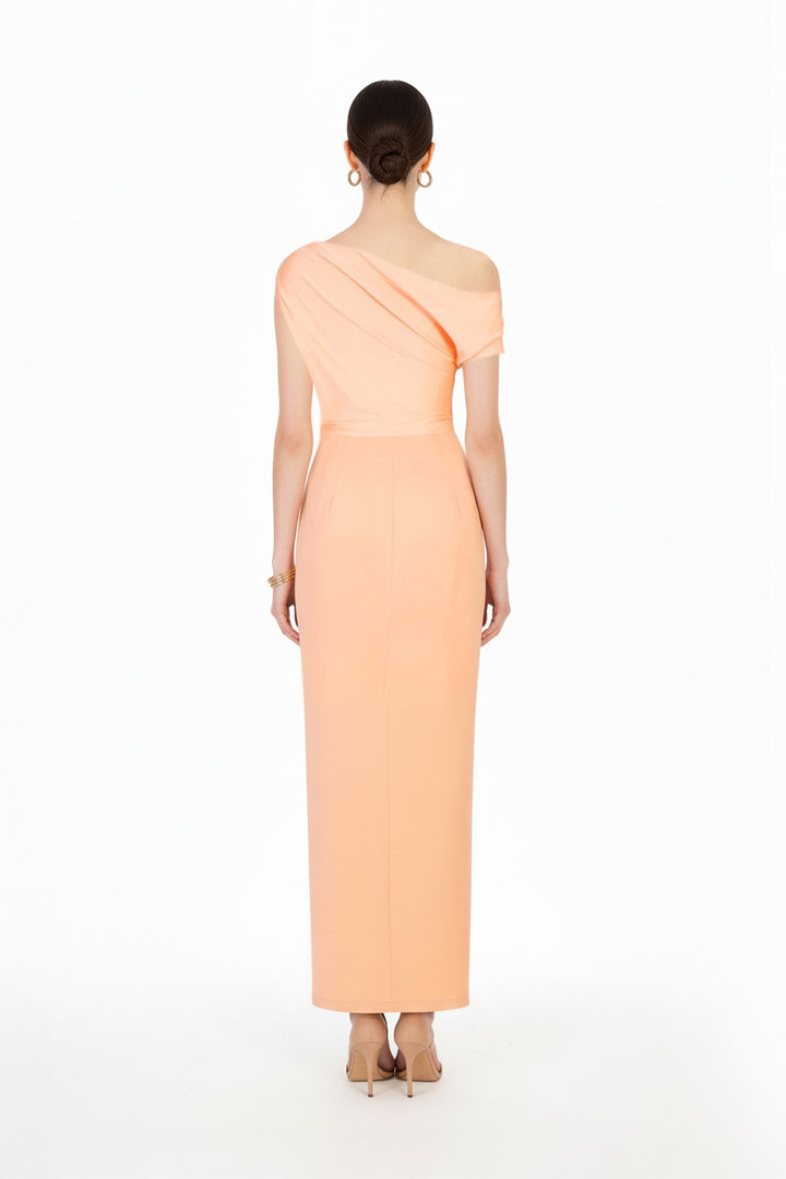 Vestido asimétrico con abertura lateral