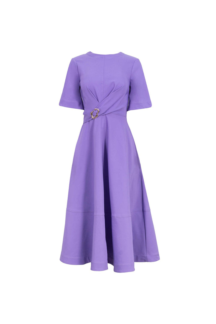 Vestido midi con hebilla elegante