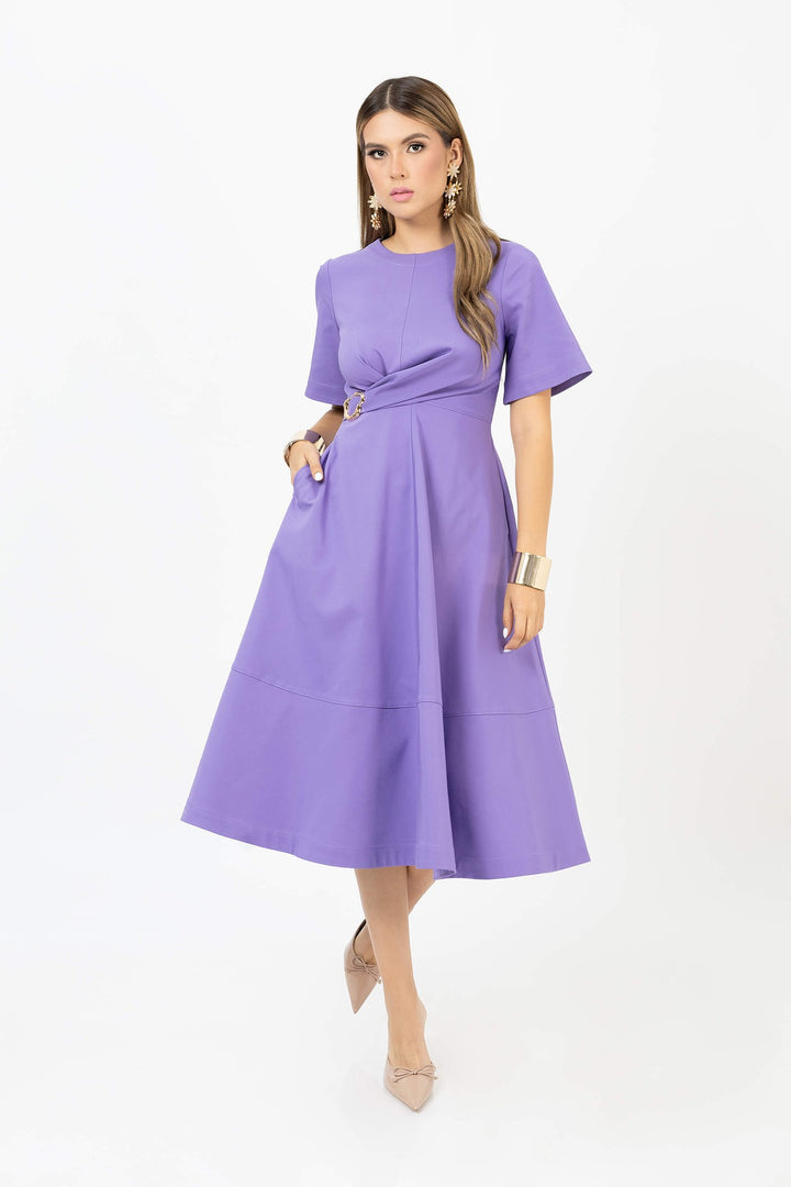 Vestido midi con hebilla elegante