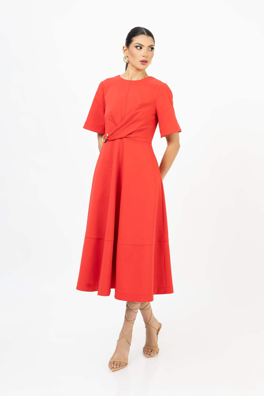 Vestido midi con hebilla elegante