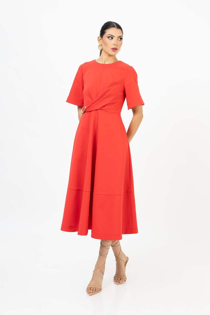 Vestido midi con hebilla elegante