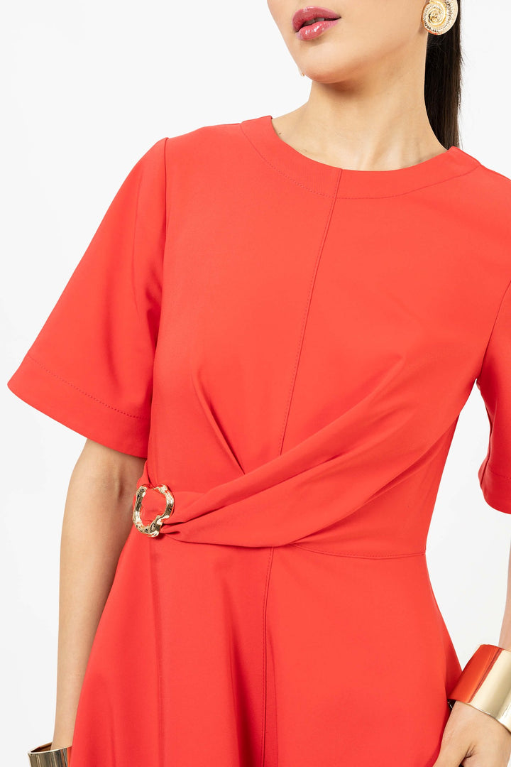 Vestido midi con hebilla elegante