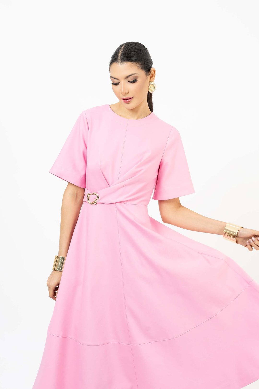 Vestido midi con hebilla elegante