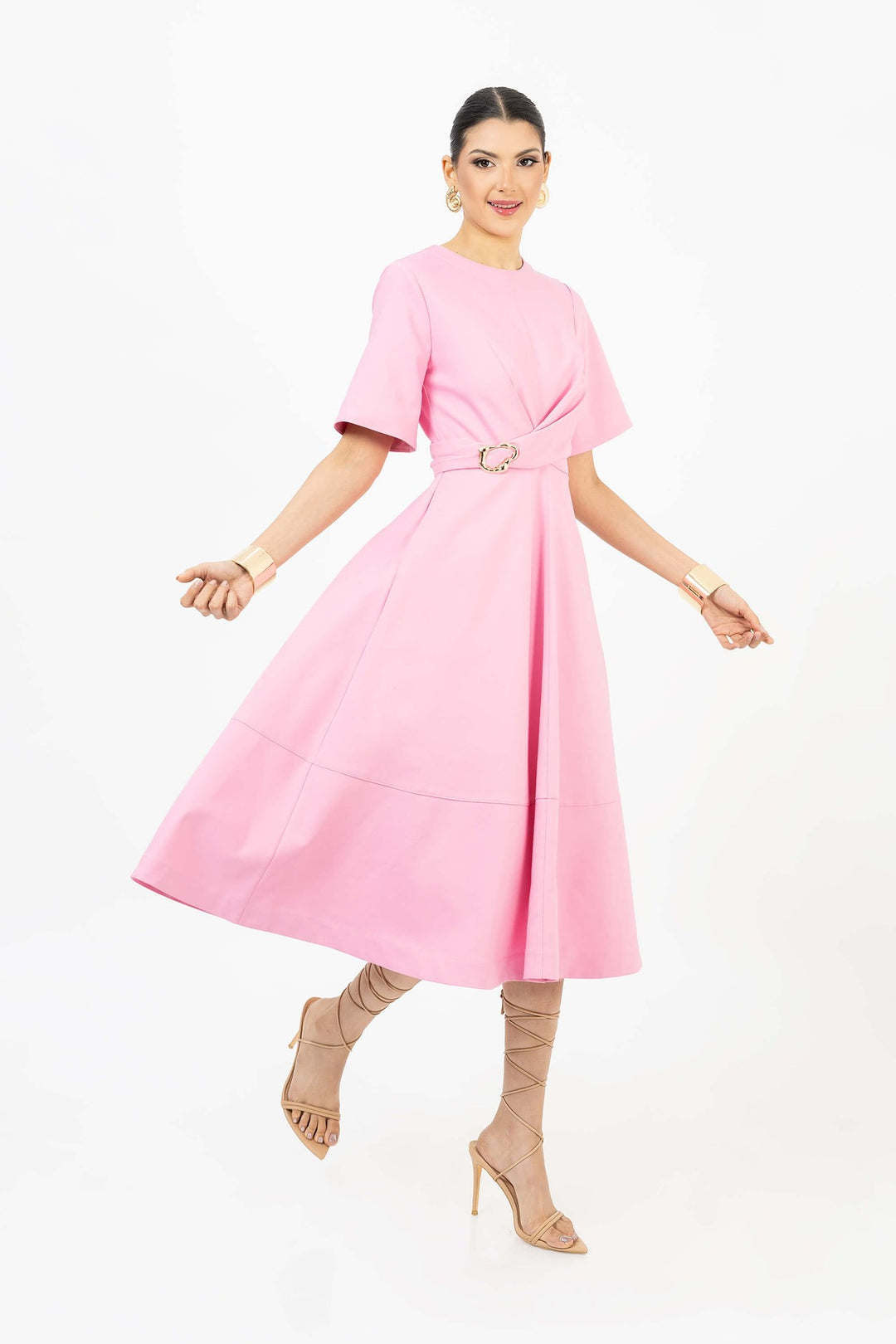 Vestido midi con hebilla elegante