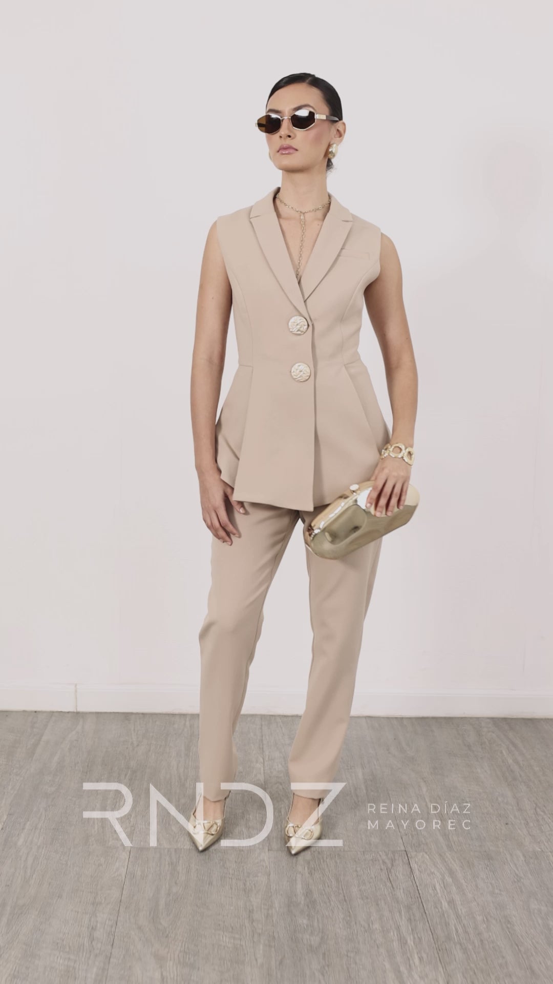 Saco sin mangas con corte entallado y solapa