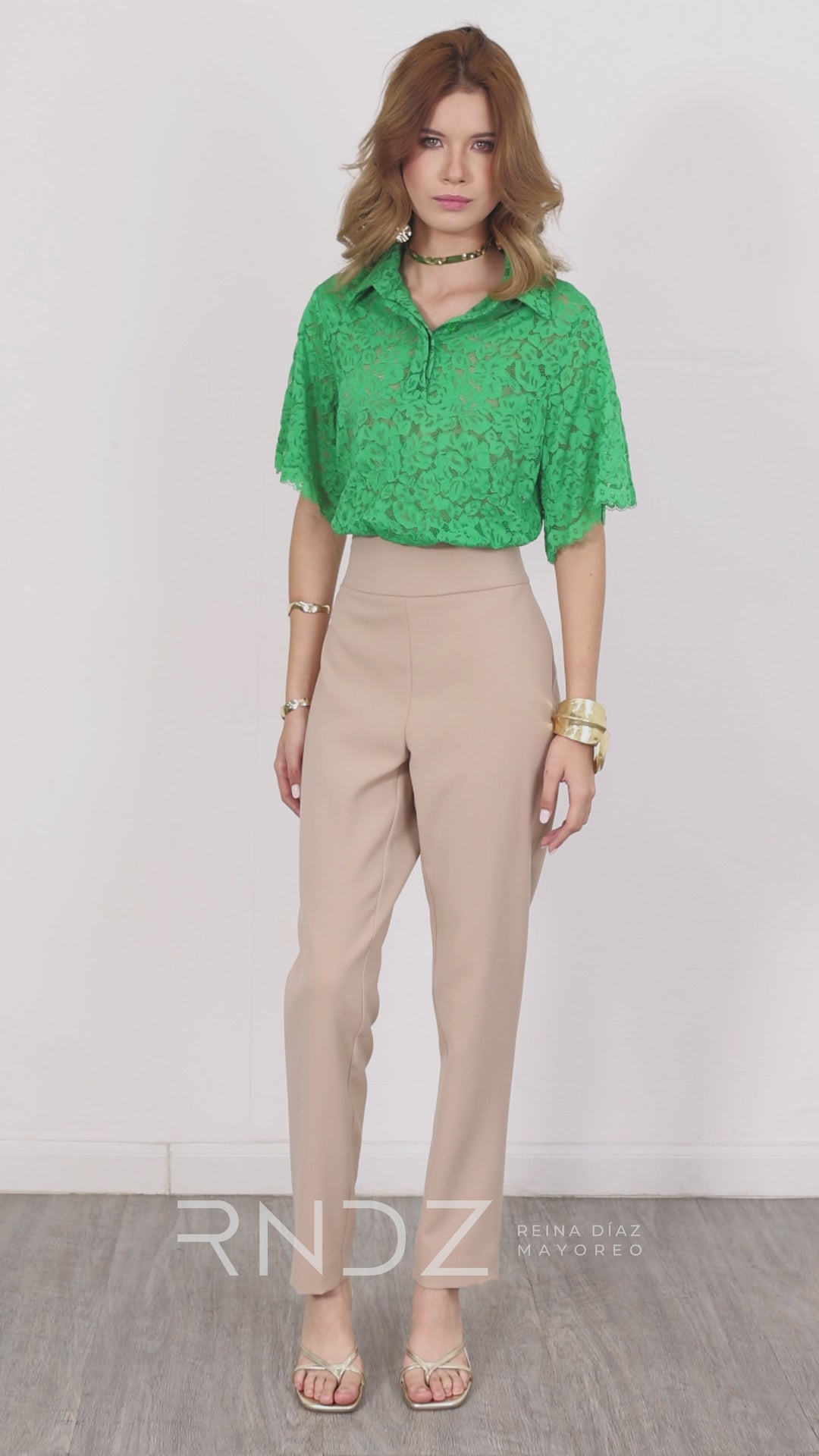 Blusa de encaje con cuello camisero