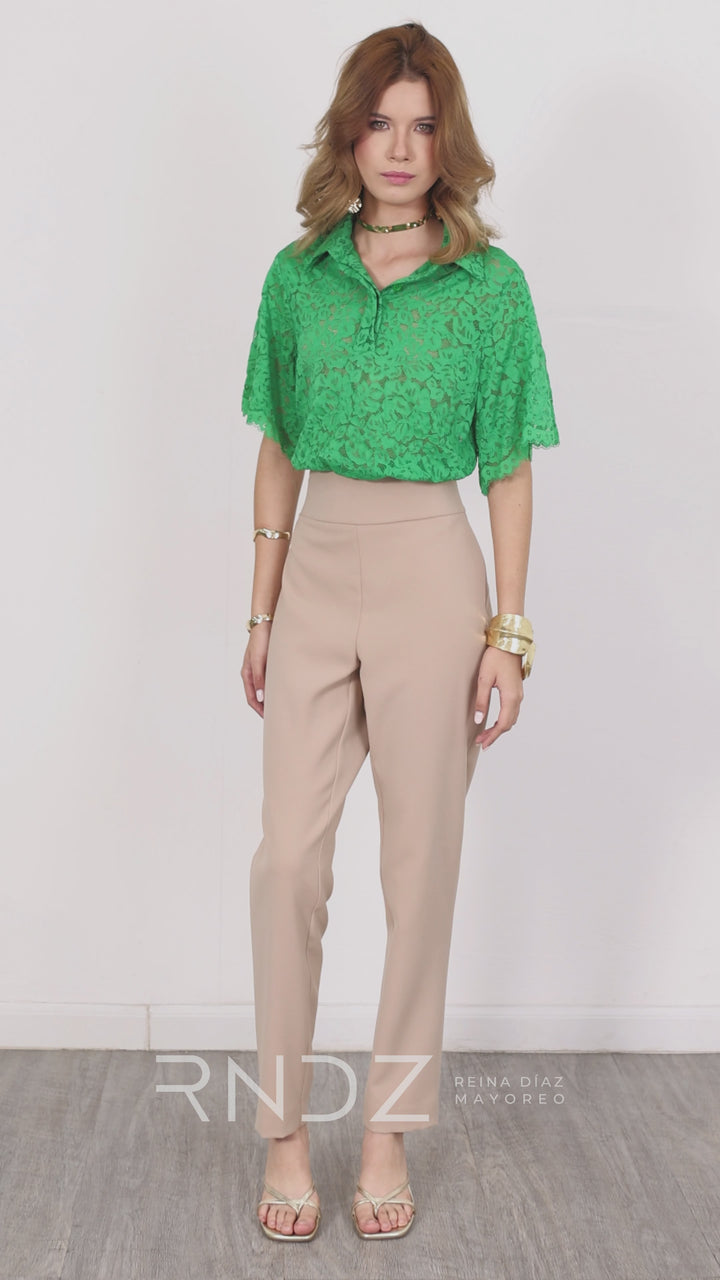 Blusa de encaje con cuello camisero