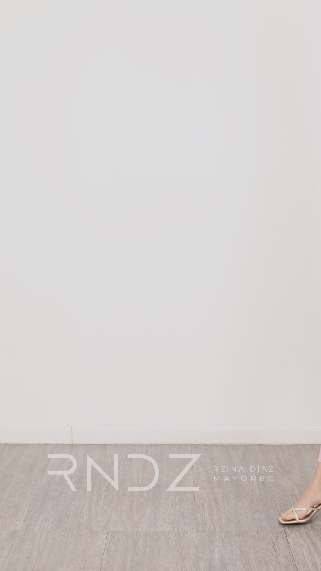 Pantalón corte recto tobillero con dobladillo