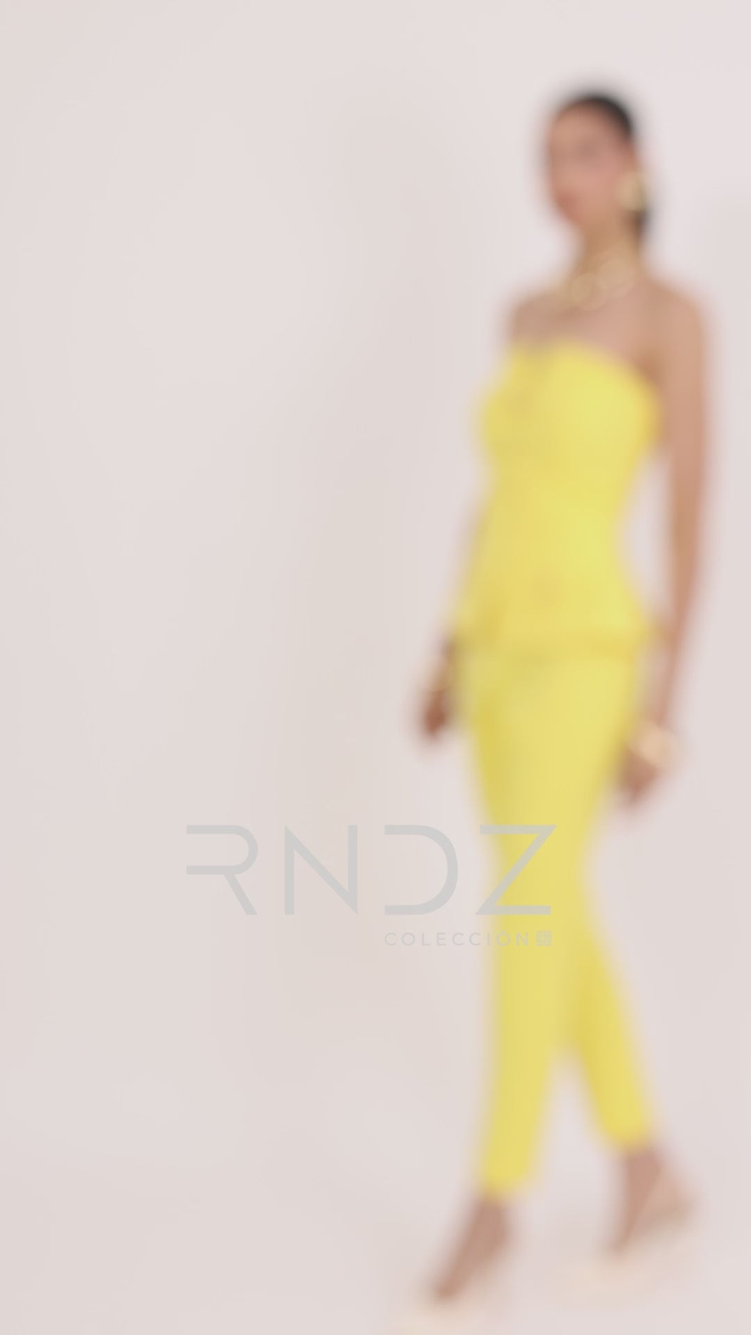 Jumpsuit strapless con botones dorados