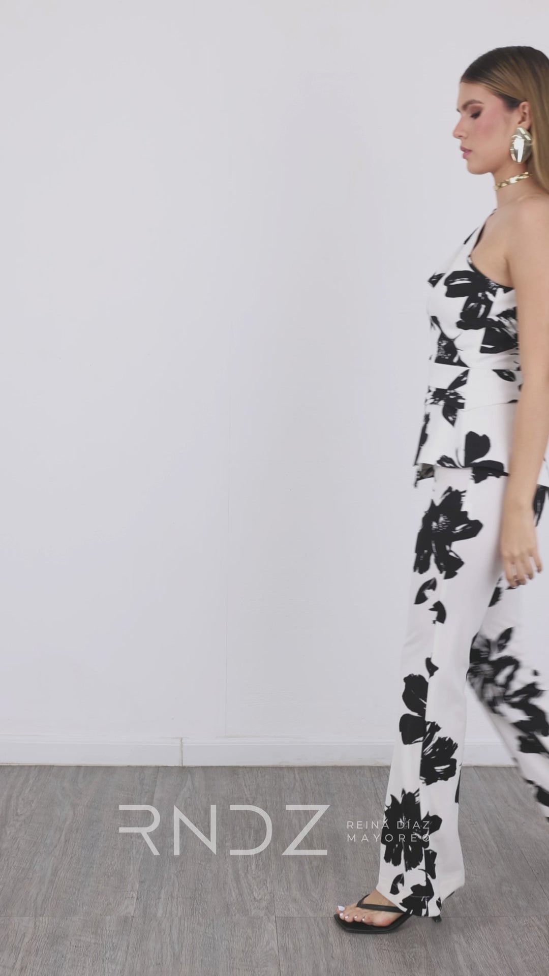 Saco de un hombro con detalle escultural