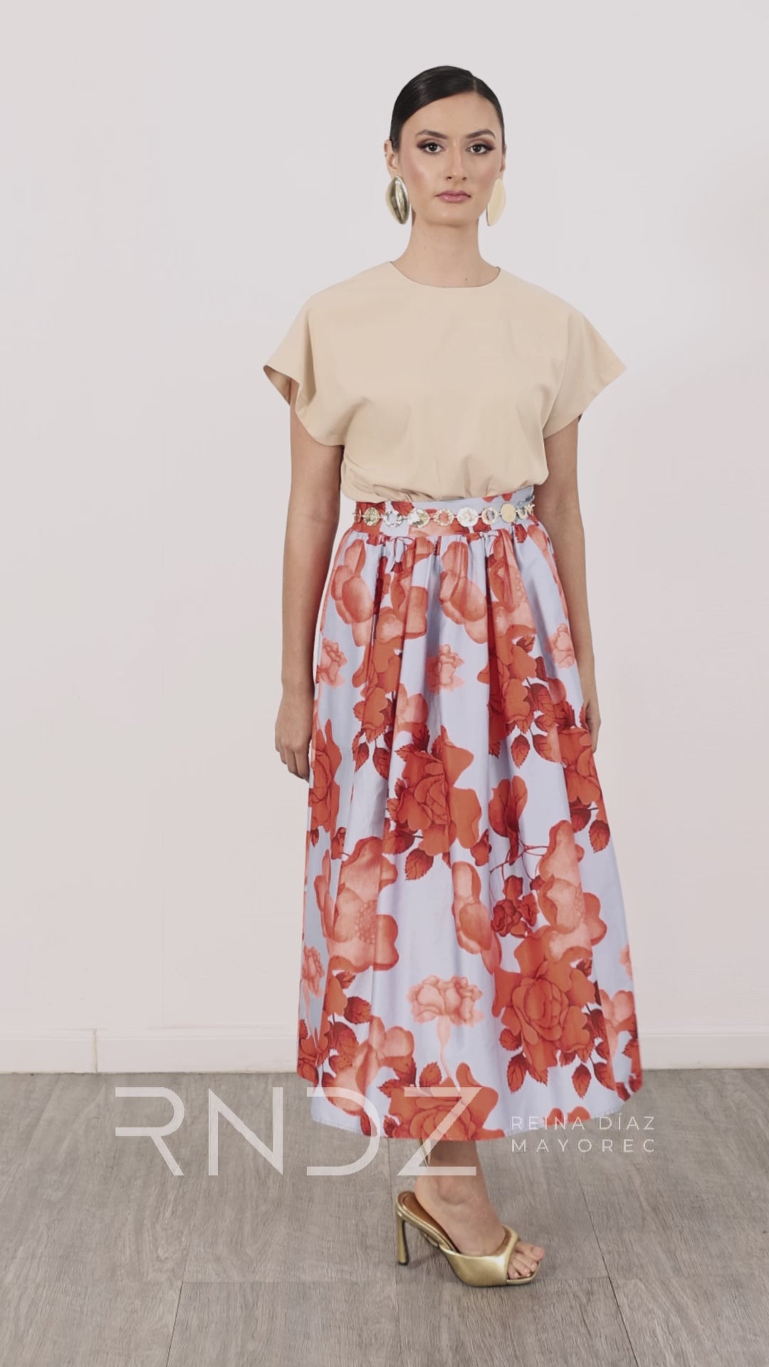 Blusa corta con resorte y manga amplia