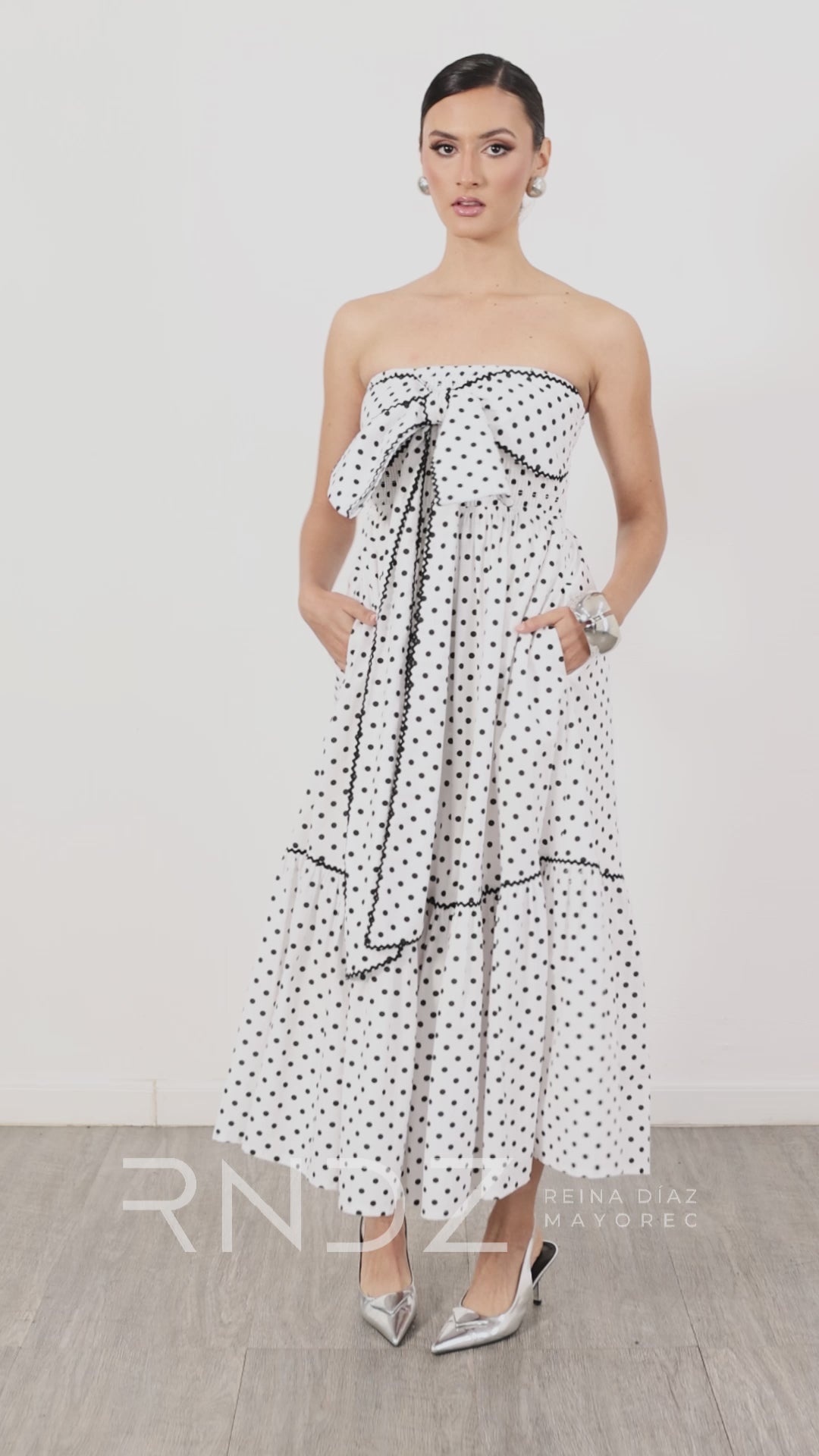 Vestido strapless con moño