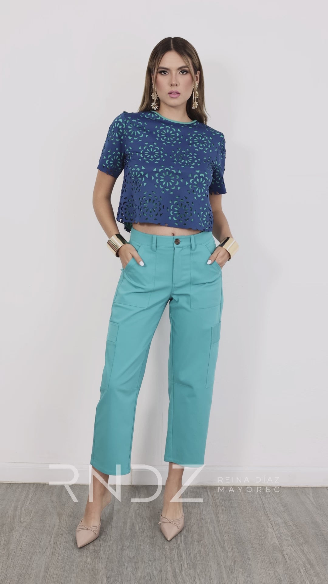 Pantalón cargo entallado corte tobillero